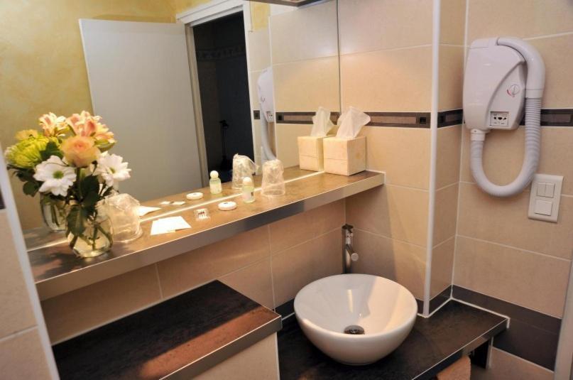 Hotel Gambetta Лон-ле-Соньє Номер фото